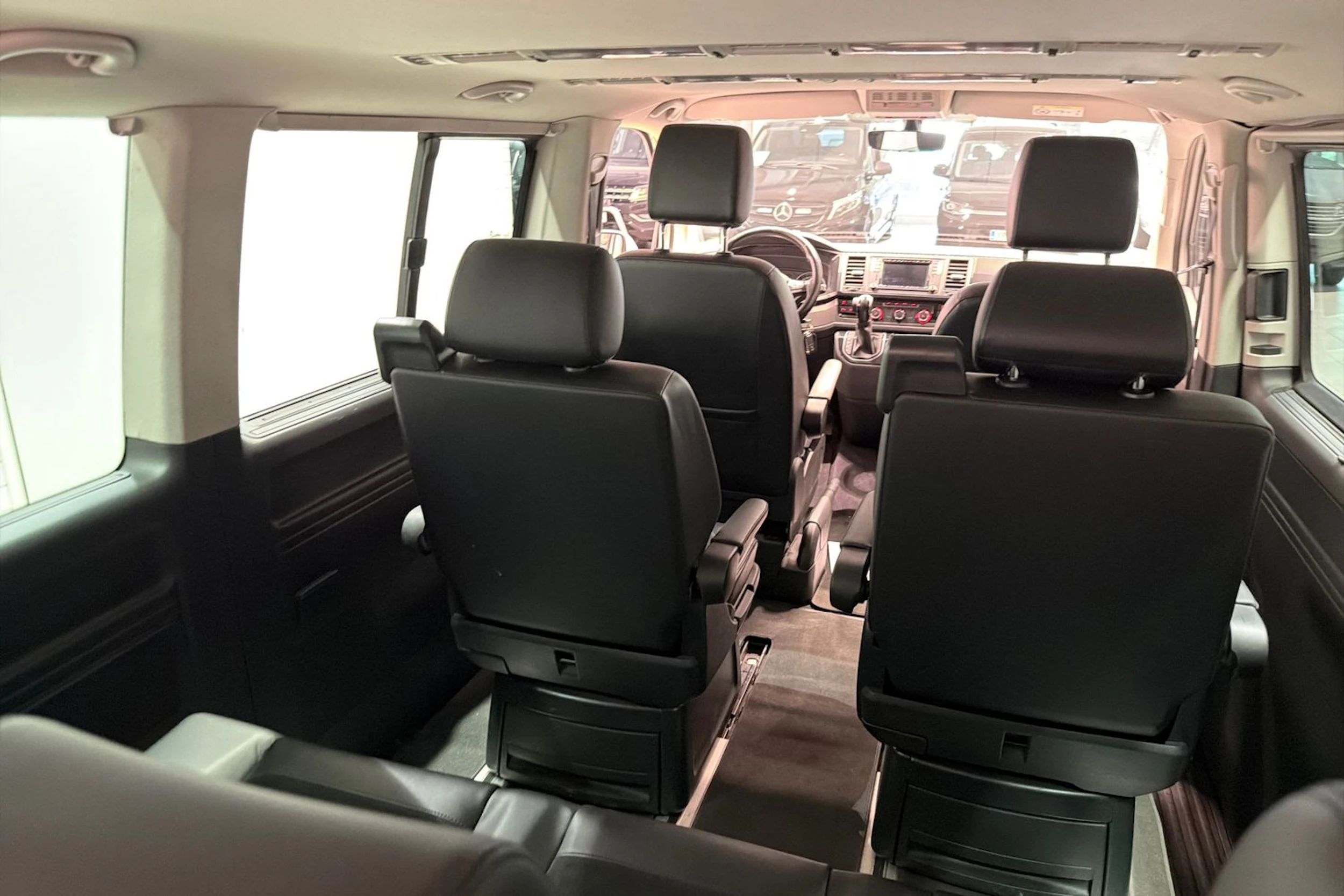 Valkoinen Volkswagen Multivan 2017 kuva 25.