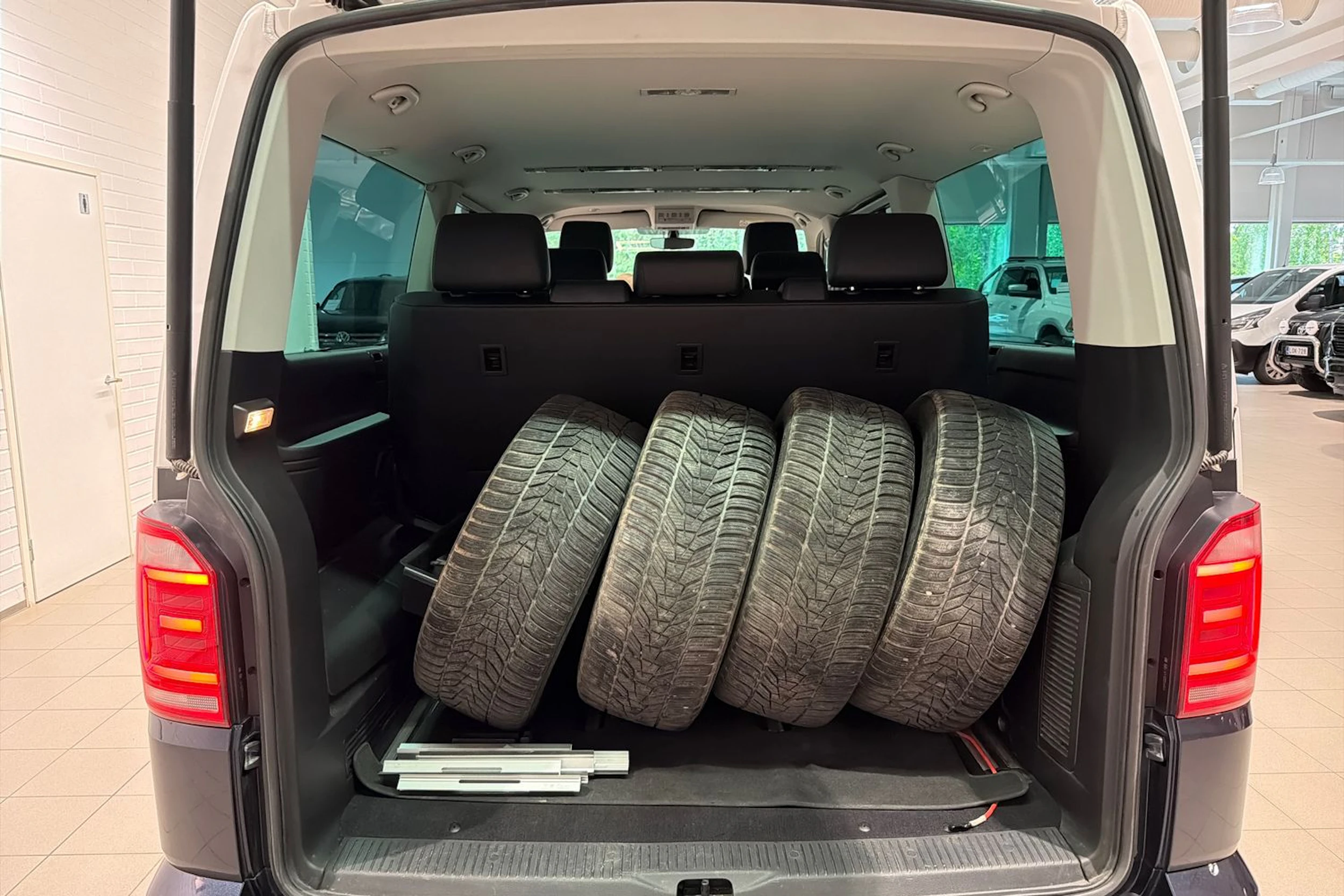 Valkoinen Volkswagen Multivan 2017 kuva 26.