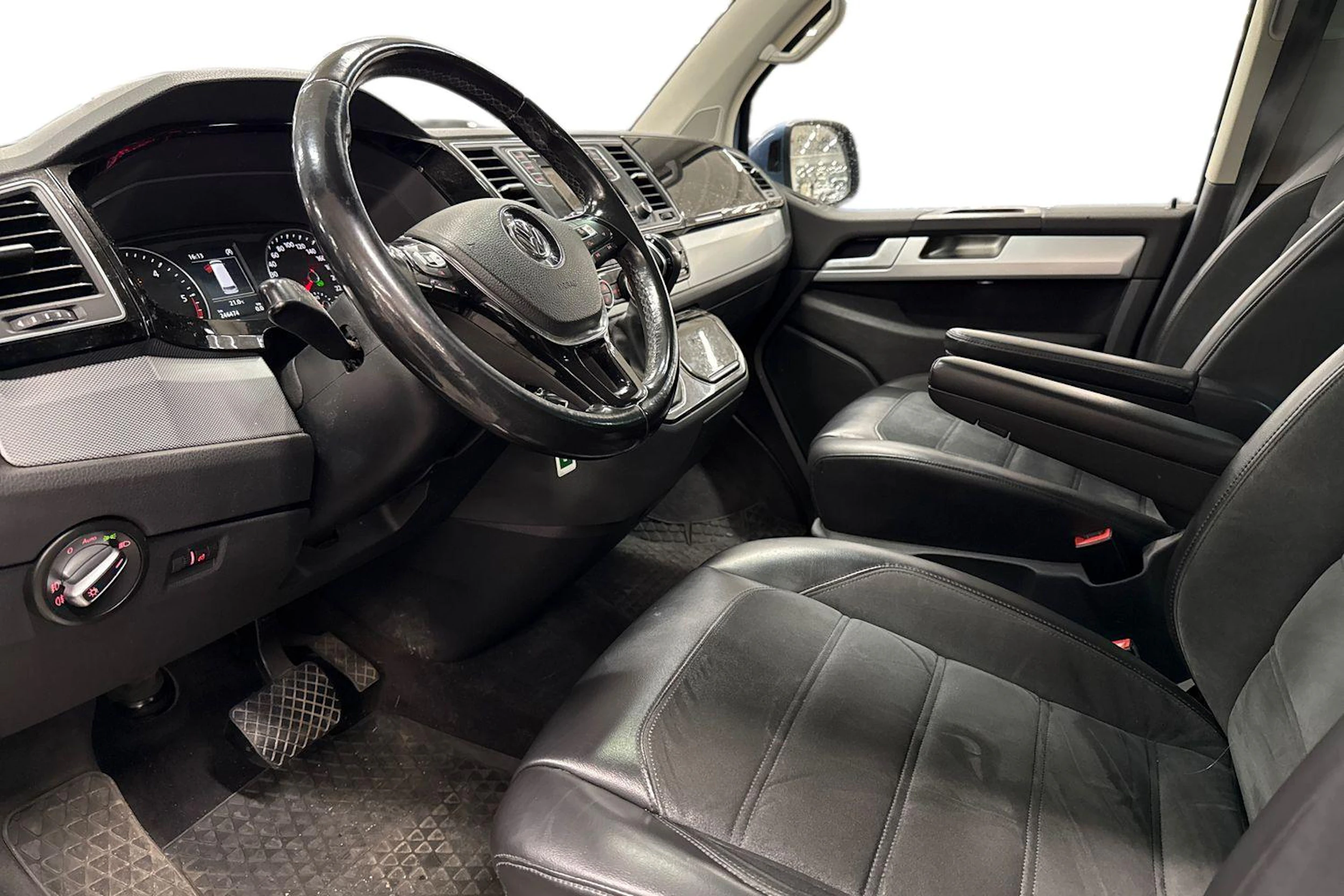 sininen Volkswagen Multivan 2017 kuva 3.