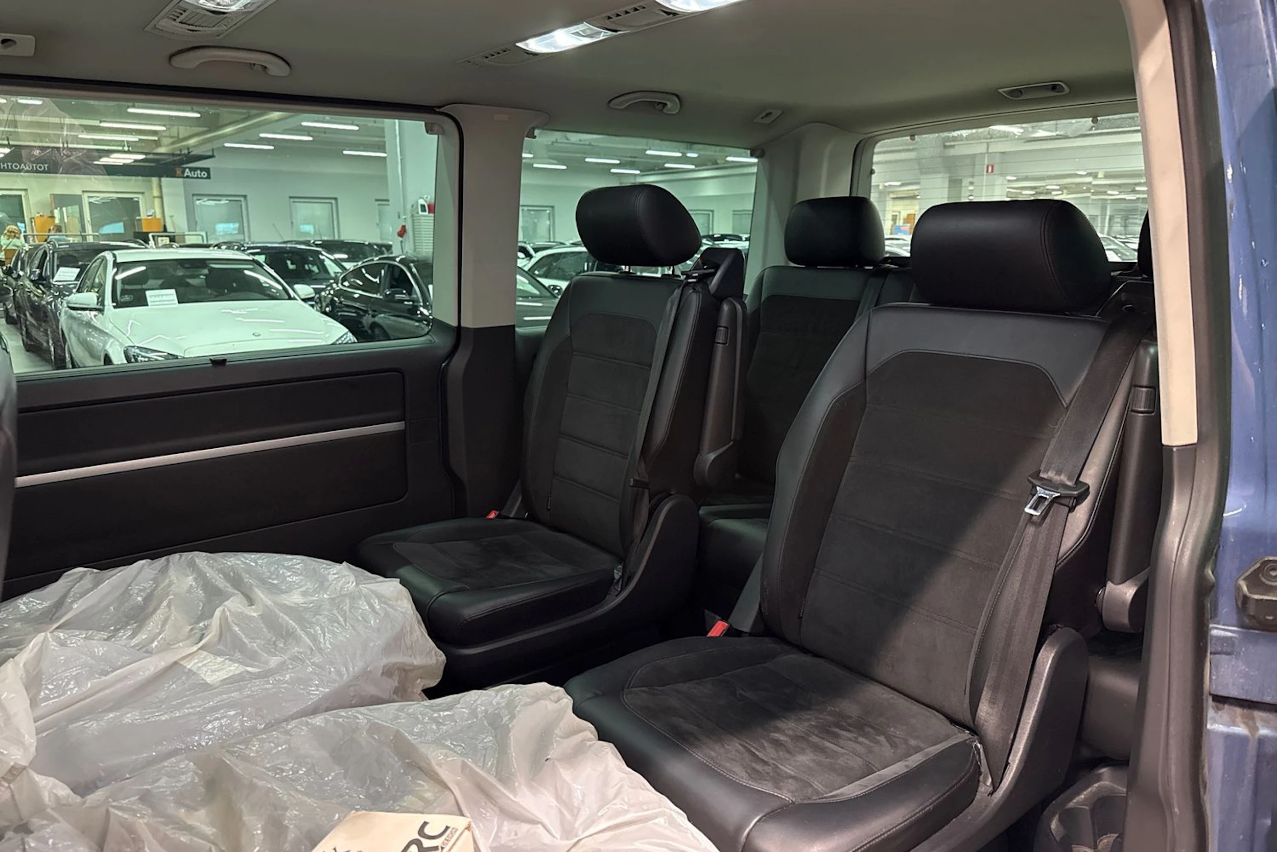 sininen Volkswagen Multivan 2017 kuva 4.