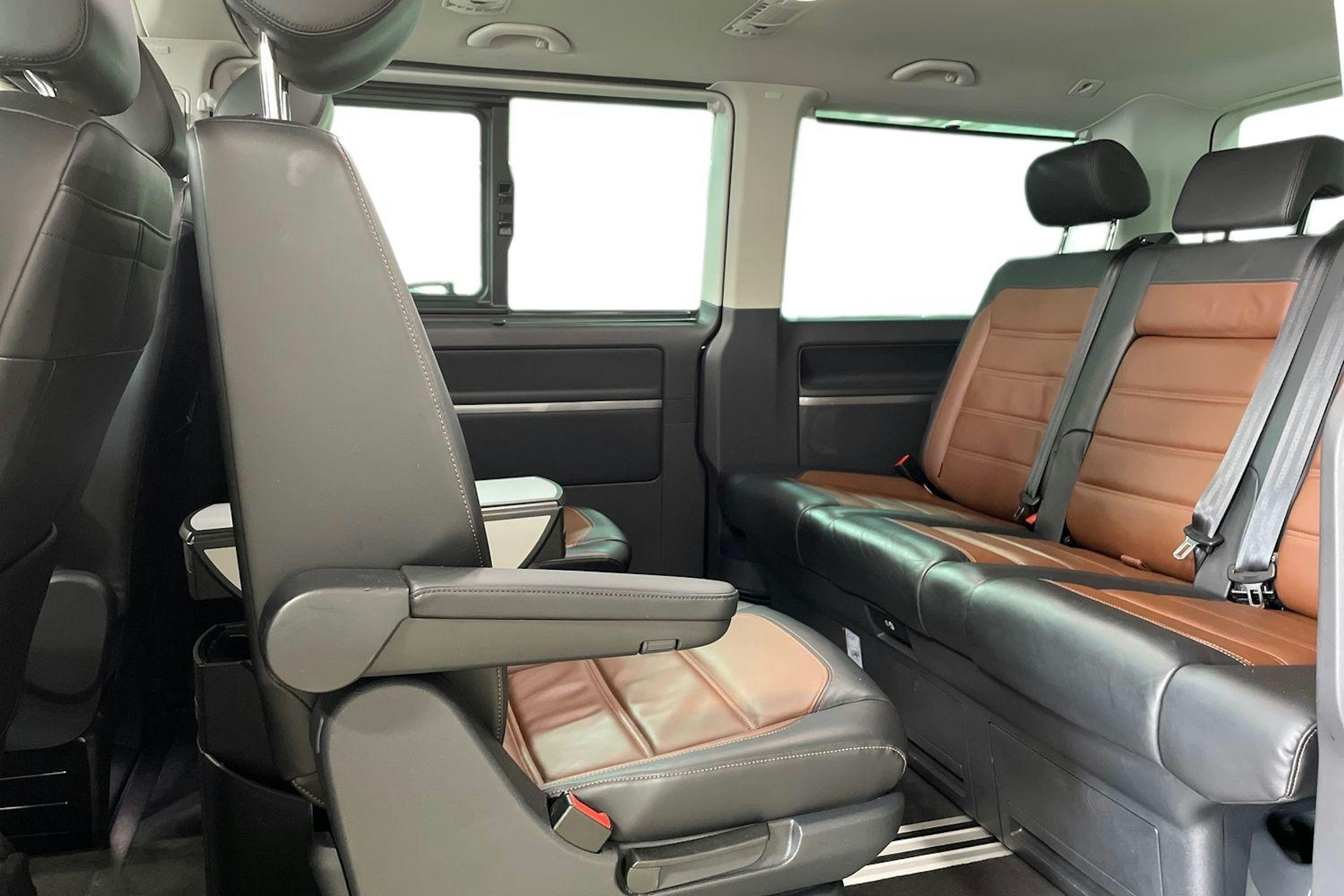 Musta Volkswagen Multivan 2020 kuva 10.