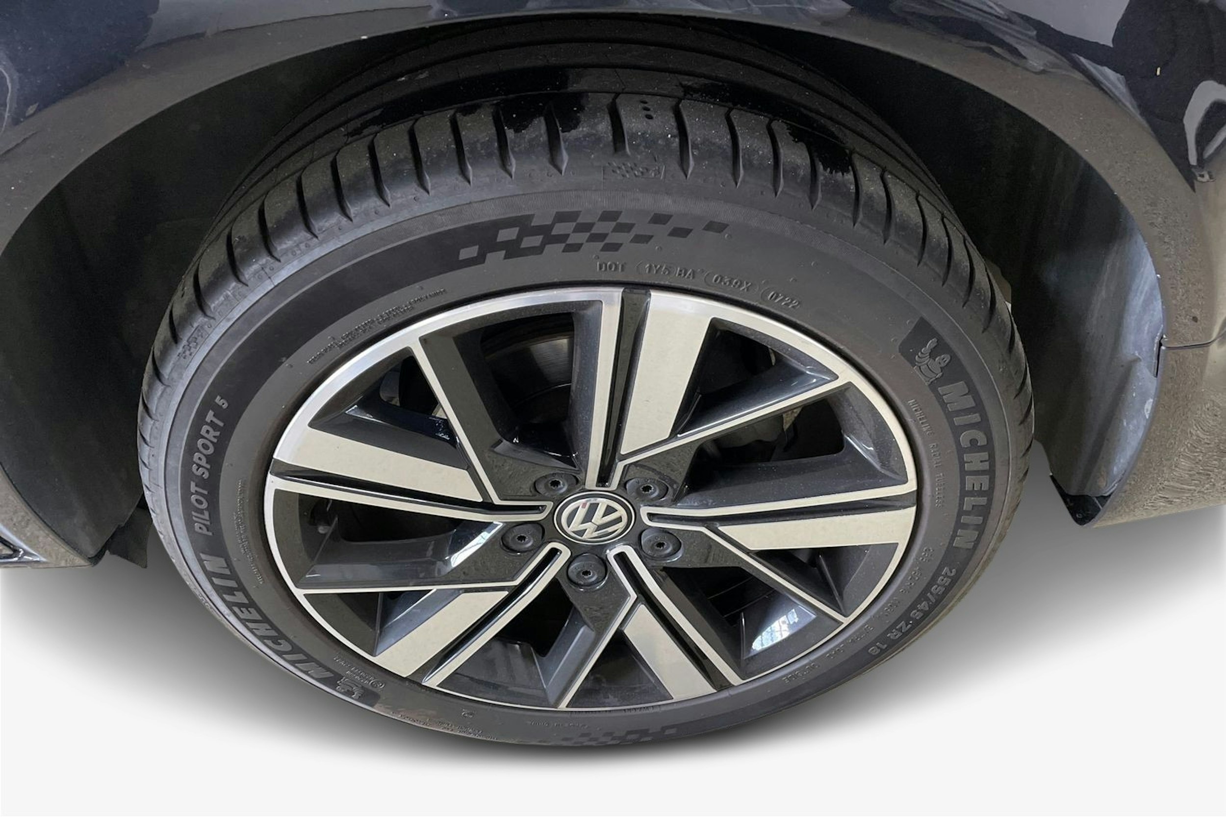 Musta Volkswagen Multivan 2020 kuva 11.