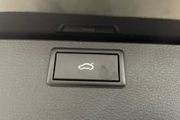 Musta Volkswagen Multivan 2020 kuva 15.
