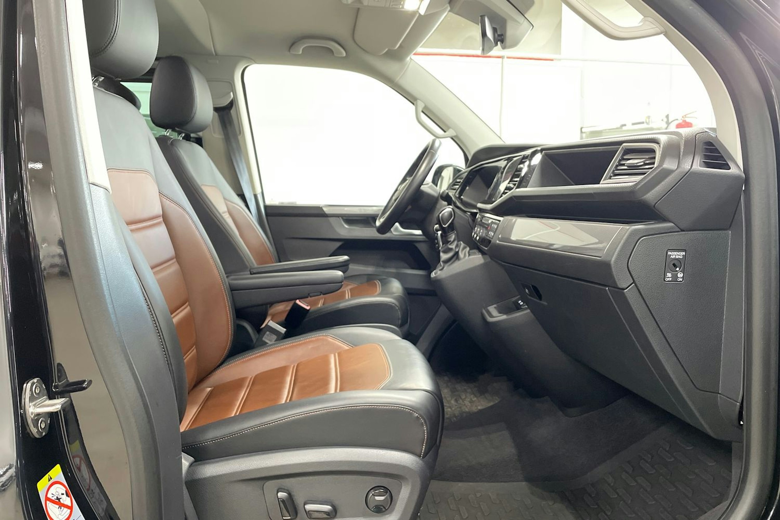 Musta Volkswagen Multivan 2020 kuva 16.