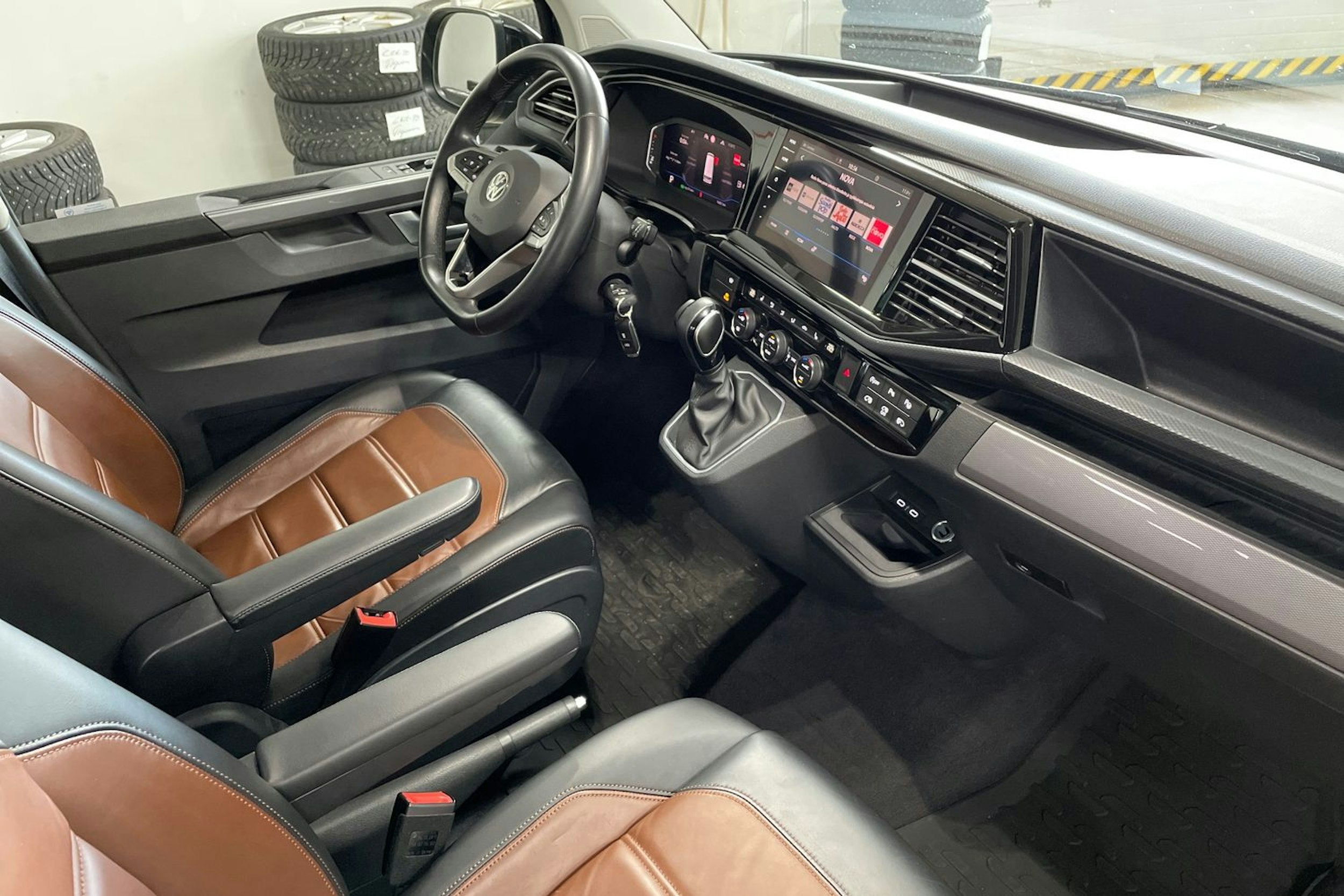 Musta Volkswagen Multivan 2020 kuva 17.