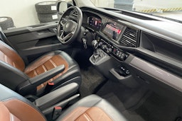 Musta Volkswagen Multivan 2020 kuva 17.