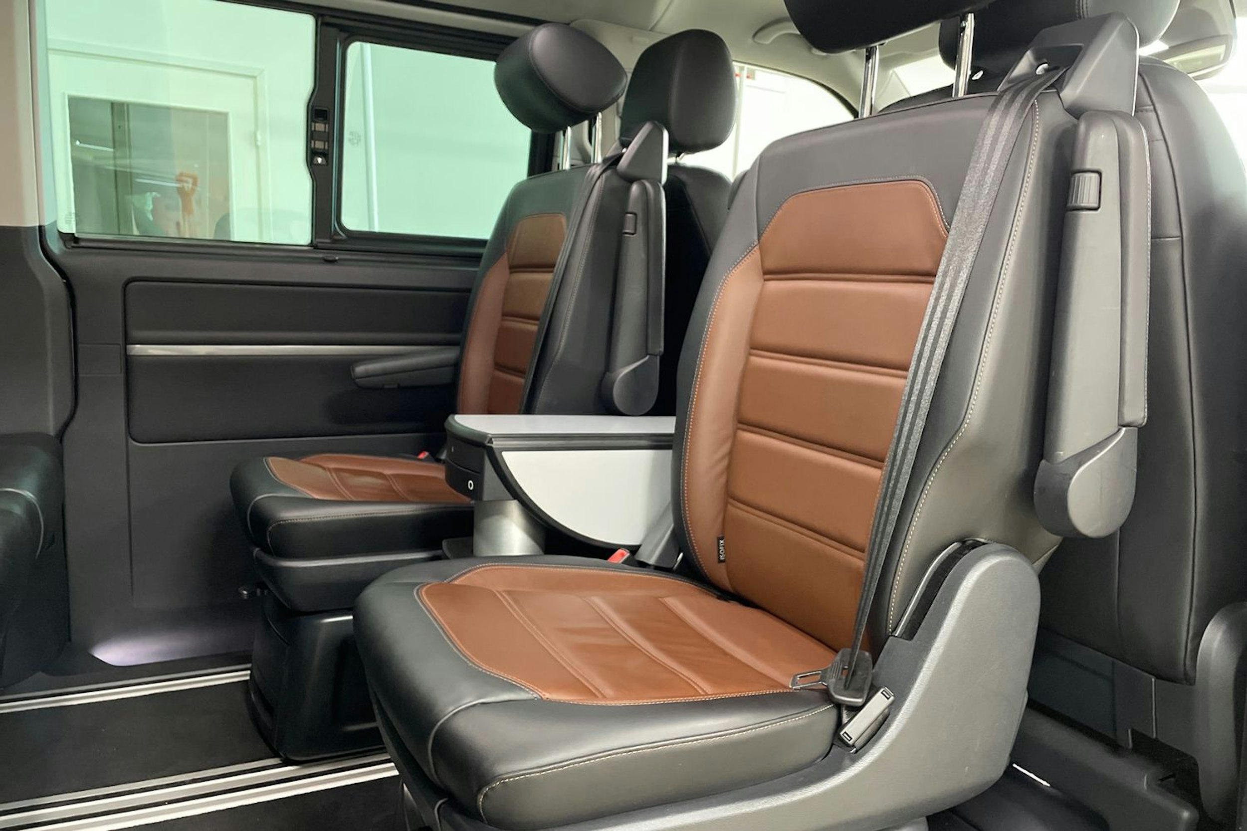 Musta Volkswagen Multivan 2020 kuva 18.