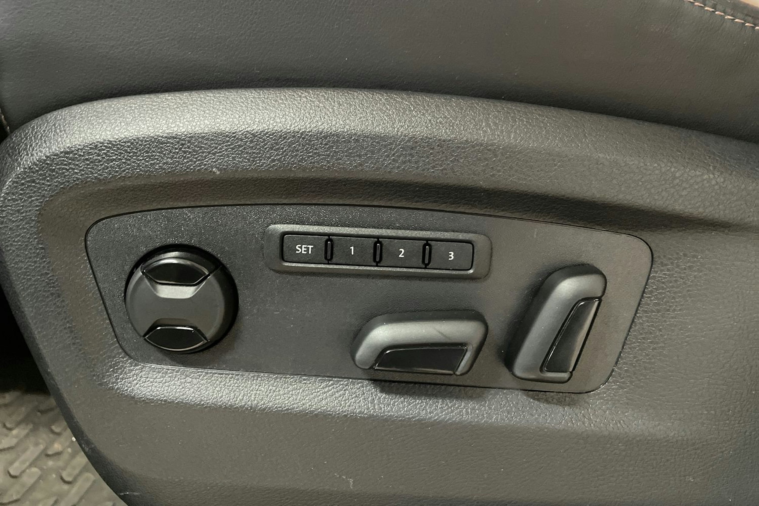 Musta Volkswagen Multivan 2020 kuva 22.