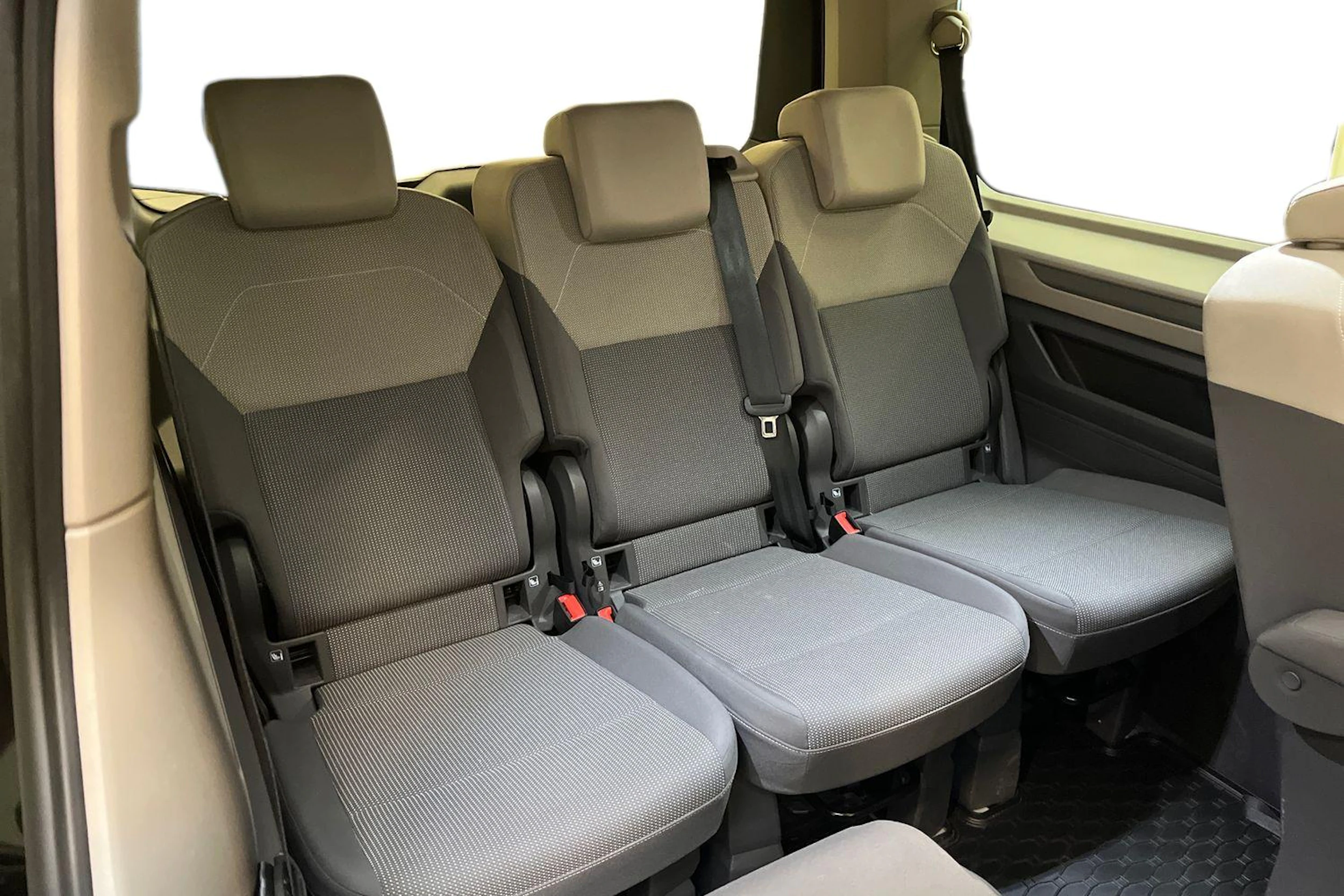 musta Volkswagen Multivan 2023 kuva 7.