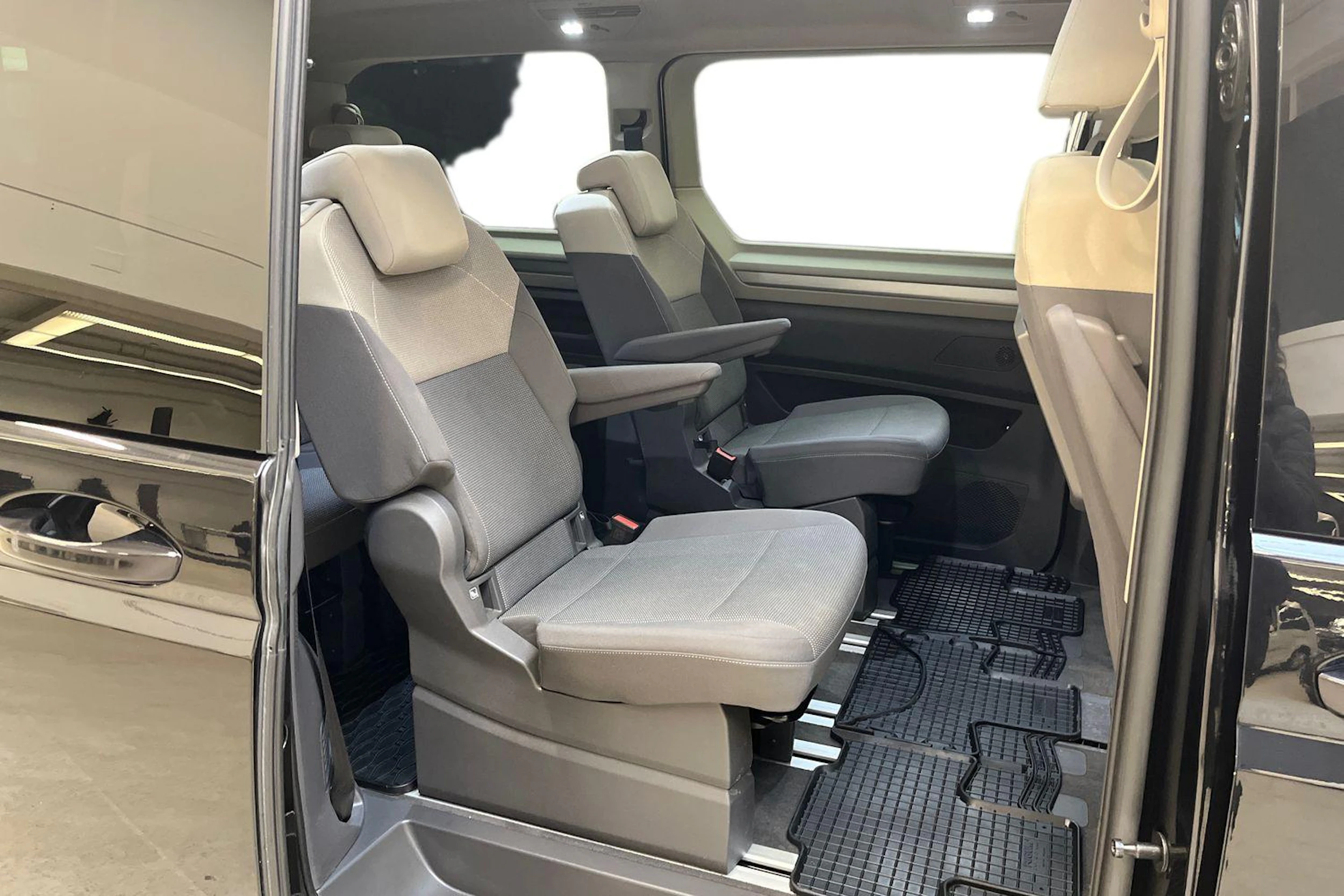 musta Volkswagen Multivan 2023 kuva 8.