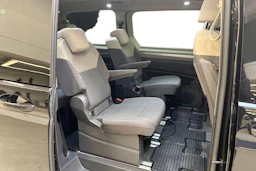 musta Volkswagen Multivan 2023 kuva 8.