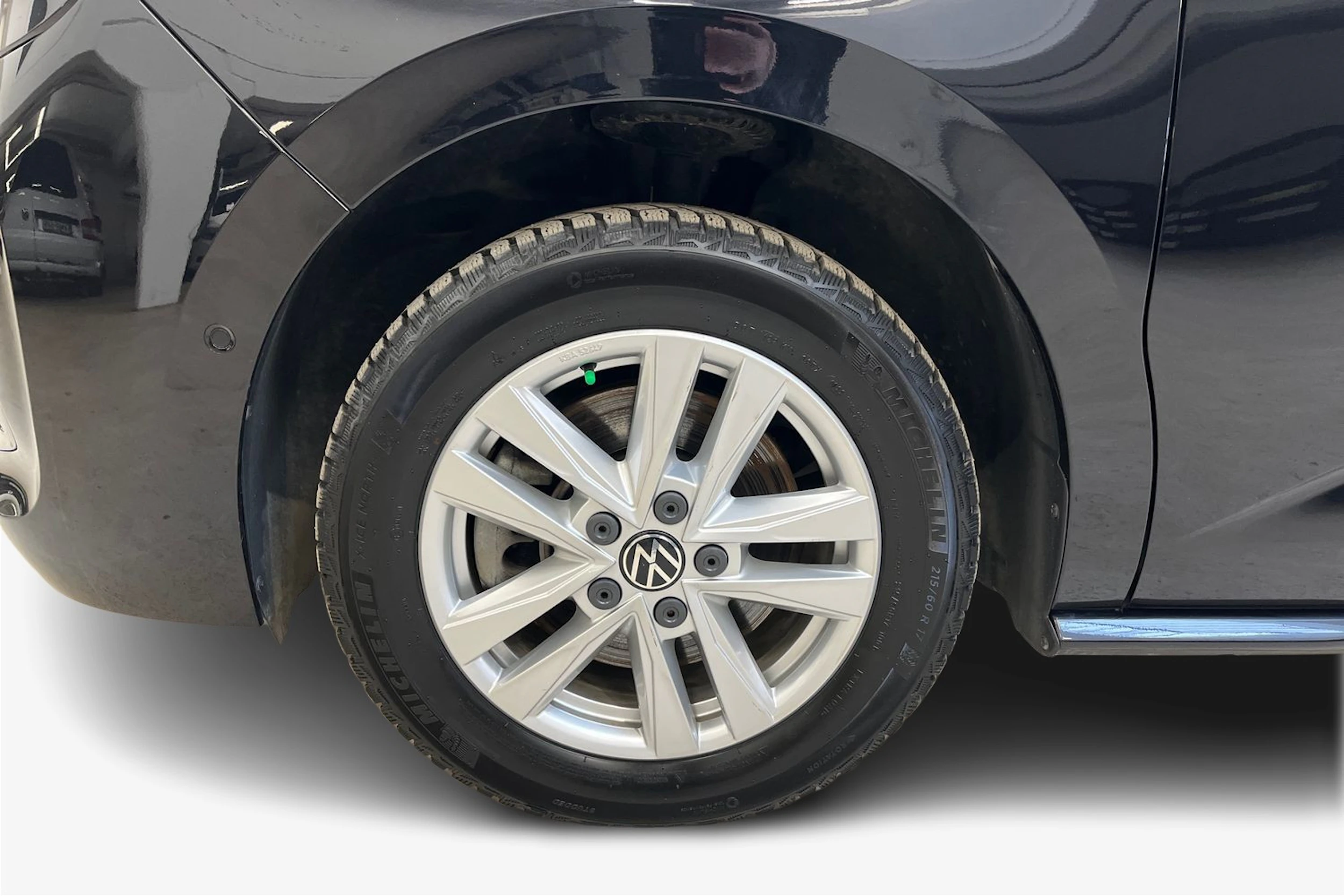 musta Volkswagen Multivan 2023 kuva 9.