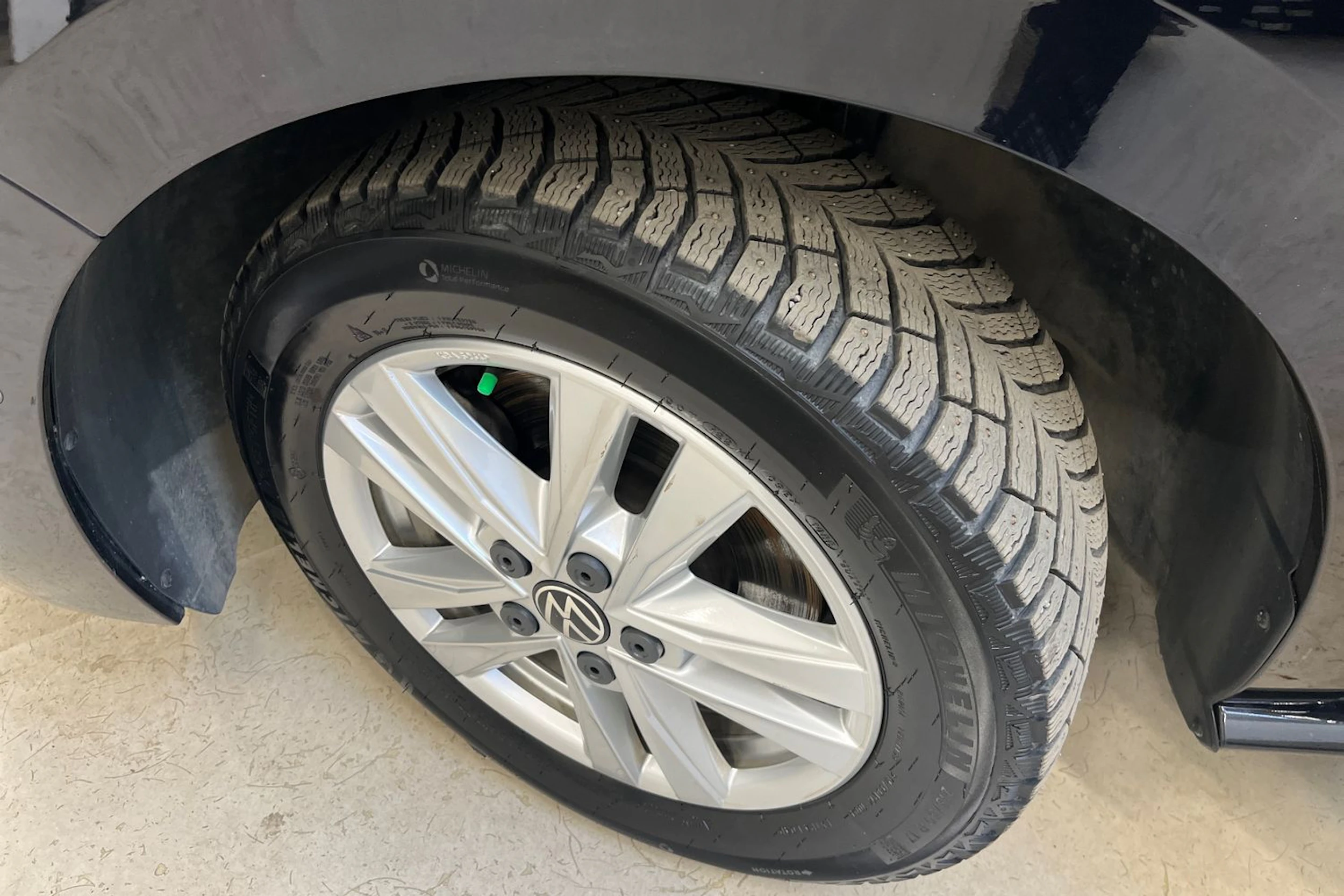 musta Volkswagen Multivan 2023 kuva 10.