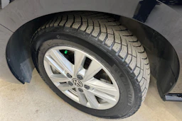 musta Volkswagen Multivan 2023 kuva 10.