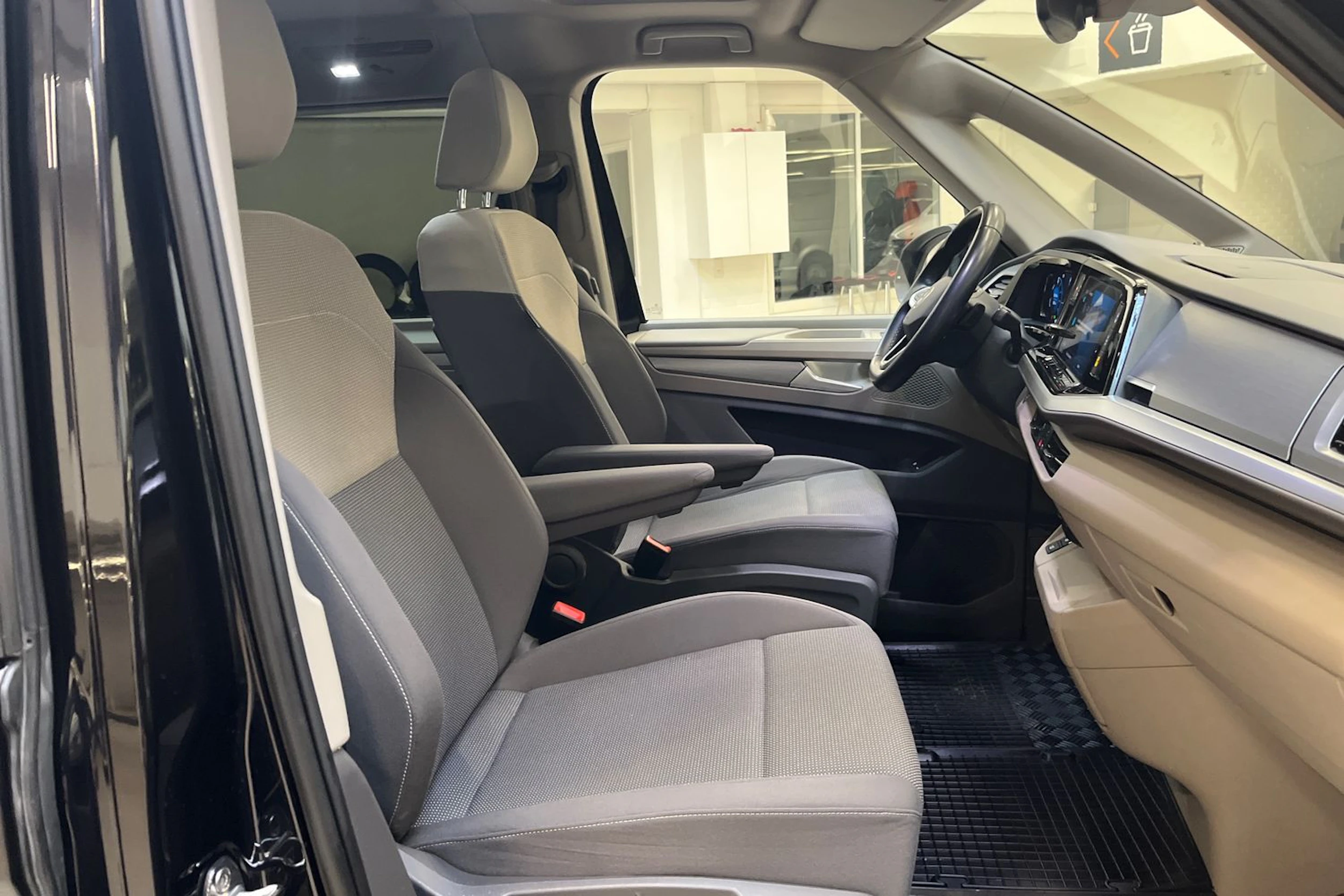 musta Volkswagen Multivan 2023 kuva 12.