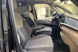 musta Volkswagen Multivan 2023 kuva 12.