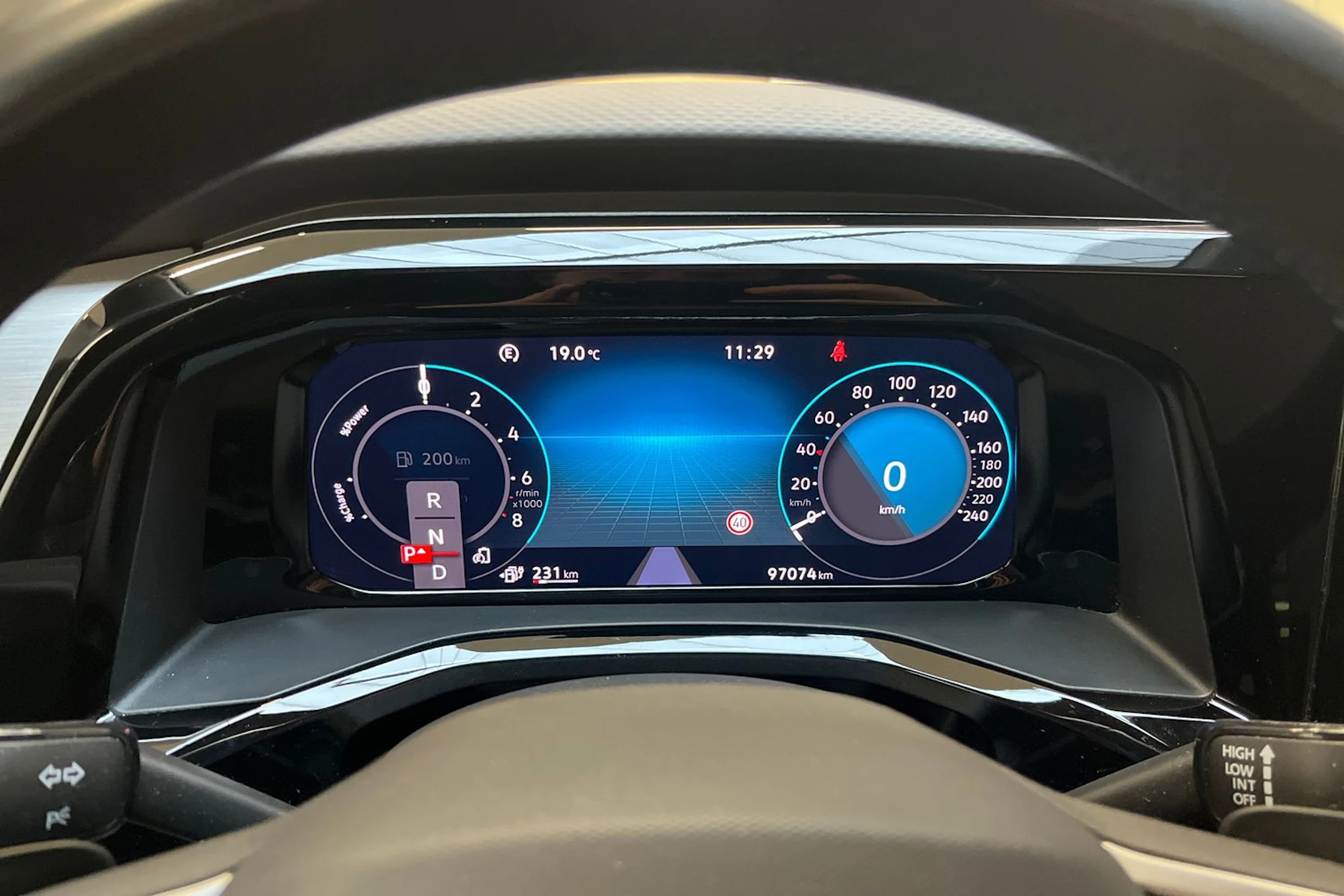 musta Volkswagen Multivan 2023 kuva 14.