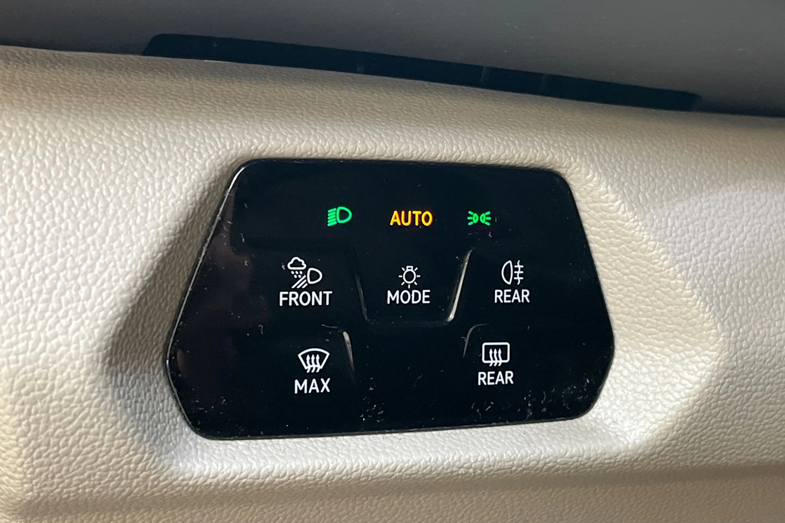 musta Volkswagen Multivan 2023 kuva 18.