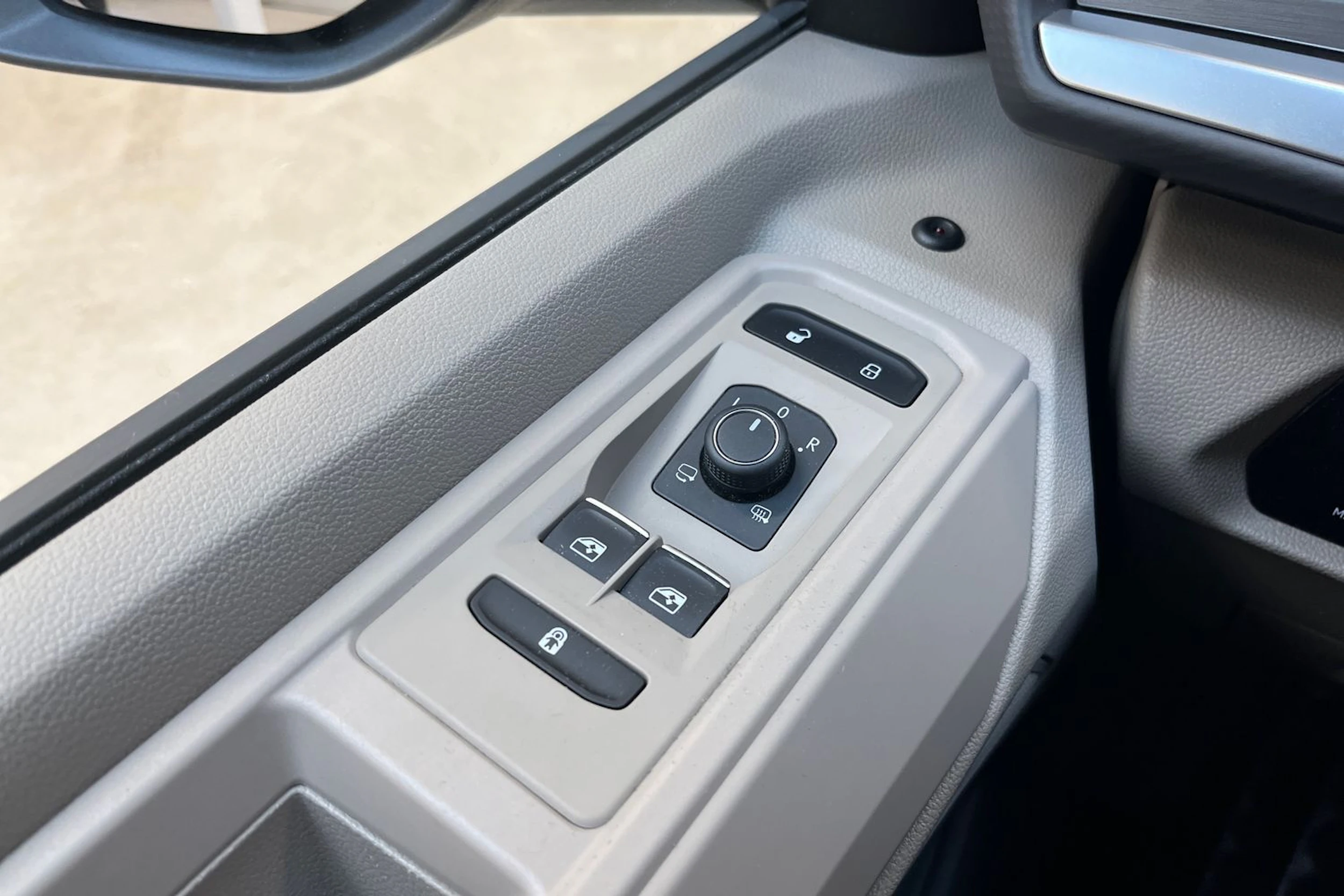 musta Volkswagen Multivan 2023 kuva 19.