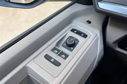 musta Volkswagen Multivan 2023 kuva 19.