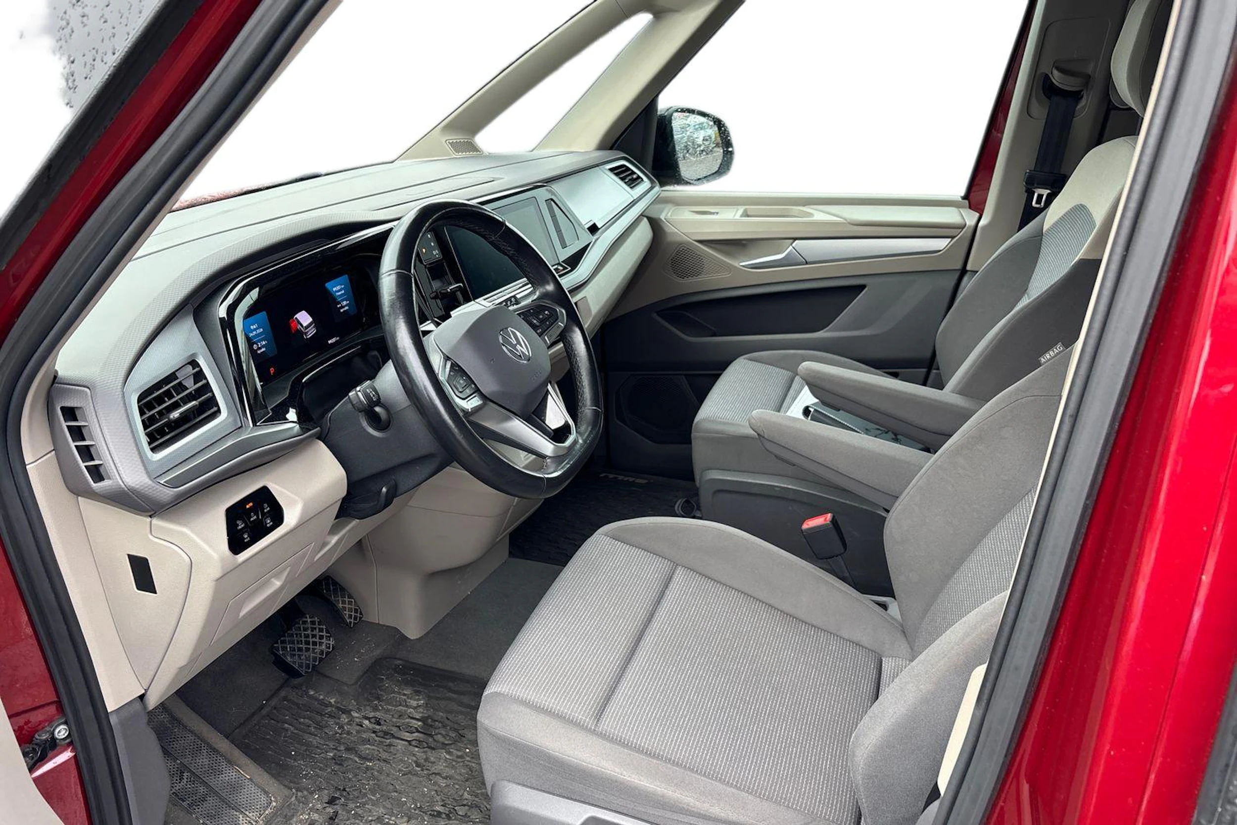 Punainen Volkswagen Multivan 2022 kuva 3.