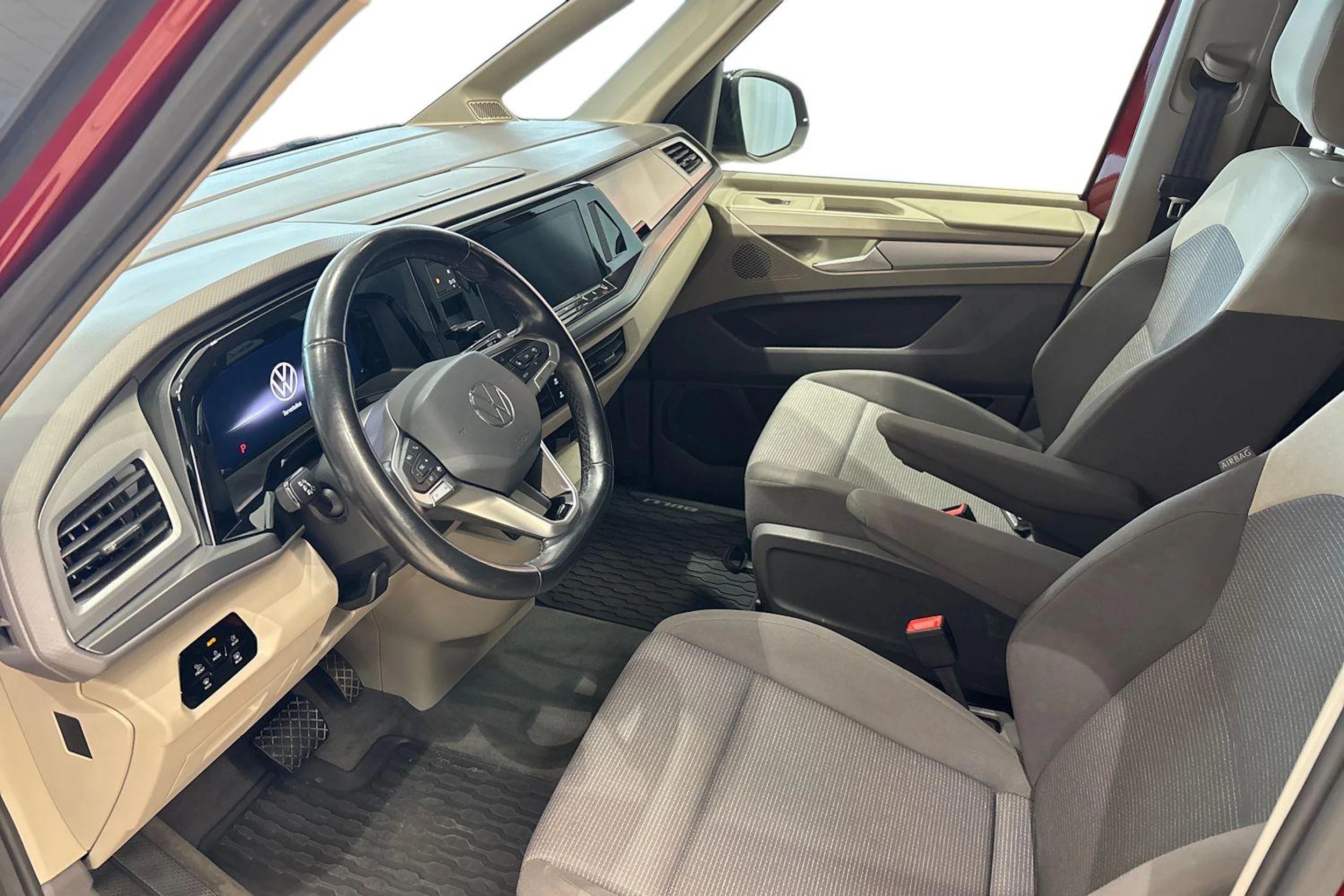 Punainen Volkswagen Multivan 2022 kuva 6.