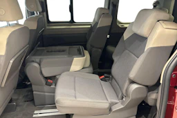 Punainen Volkswagen Multivan 2022 kuva 8.