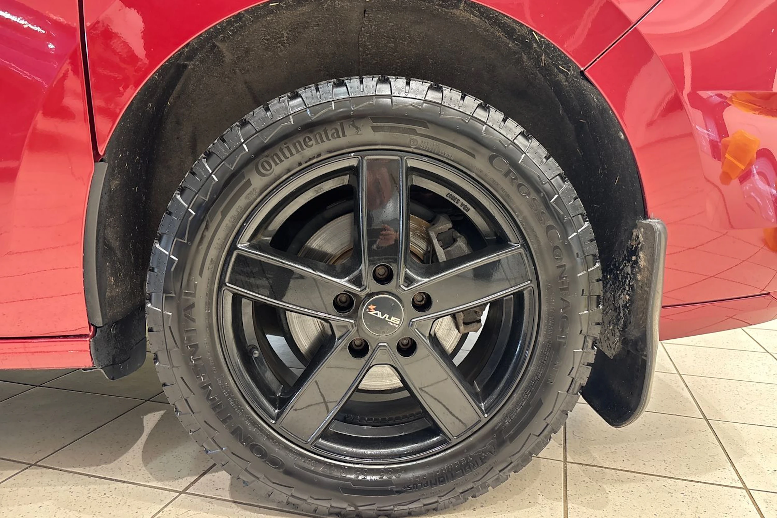 Punainen Volkswagen Multivan 2022 kuva 10.