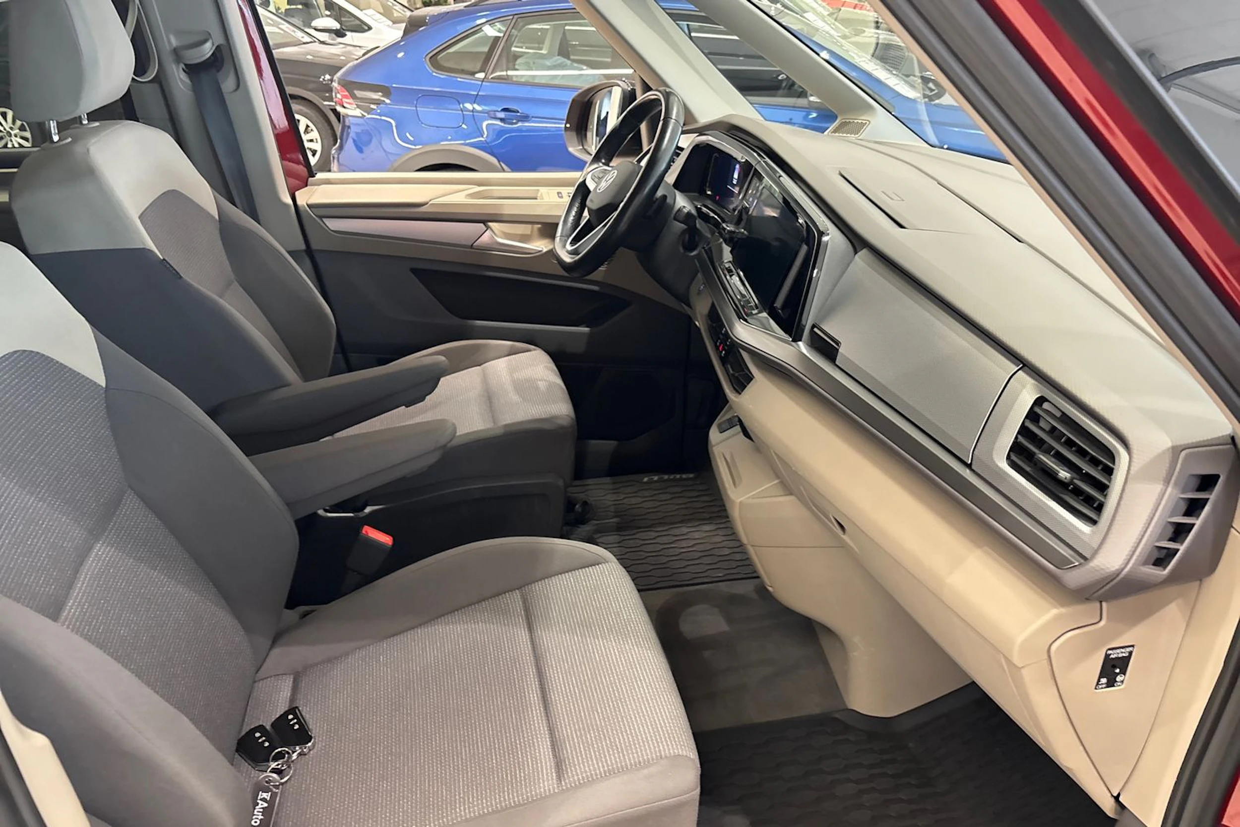 Punainen Volkswagen Multivan 2022 kuva 11.