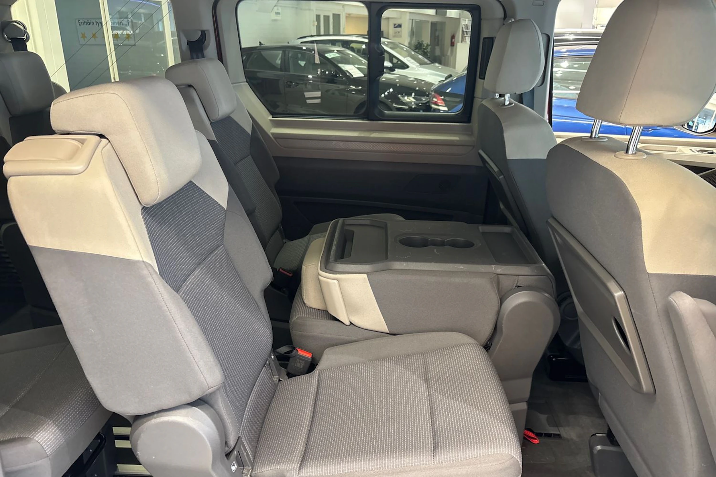 Punainen Volkswagen Multivan 2022 kuva 12.