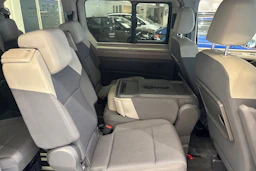 Punainen Volkswagen Multivan 2022 kuva 12.