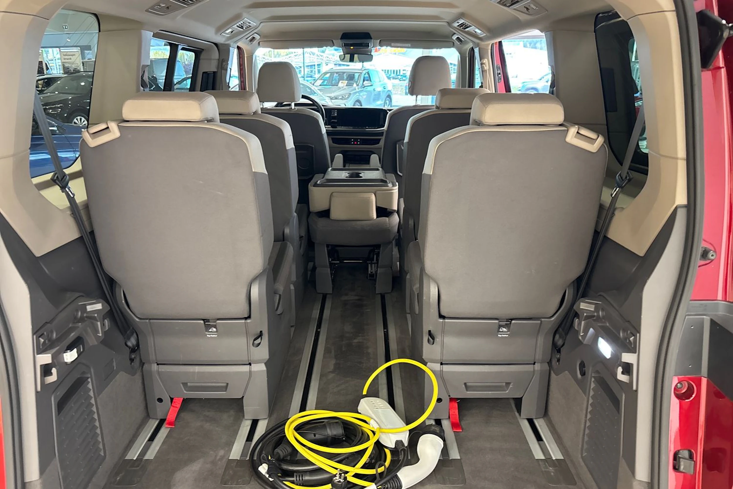Punainen Volkswagen Multivan 2022 kuva 13.