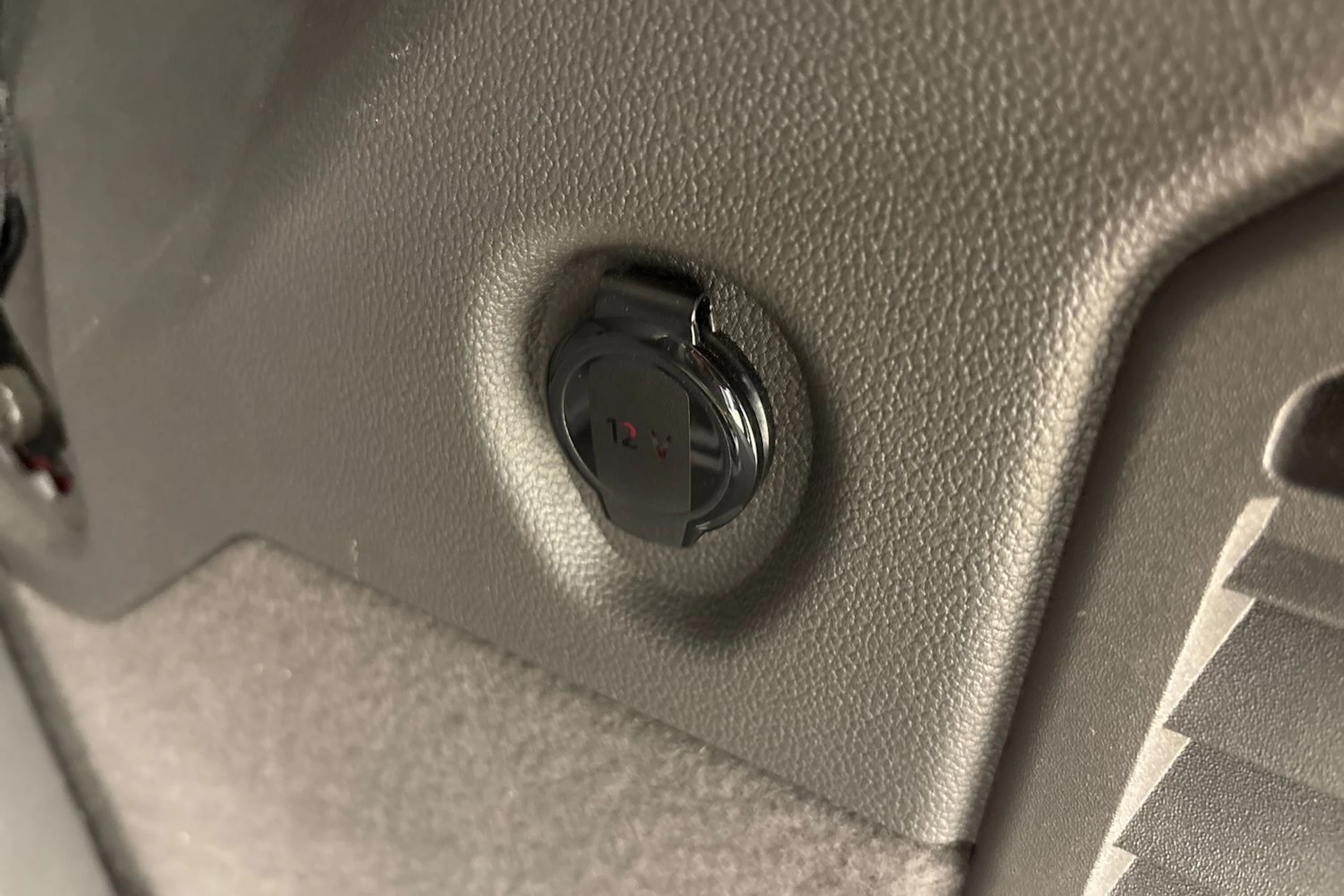Punainen Volkswagen Multivan 2022 kuva 14.
