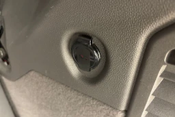 Punainen Volkswagen Multivan 2022 kuva 14.