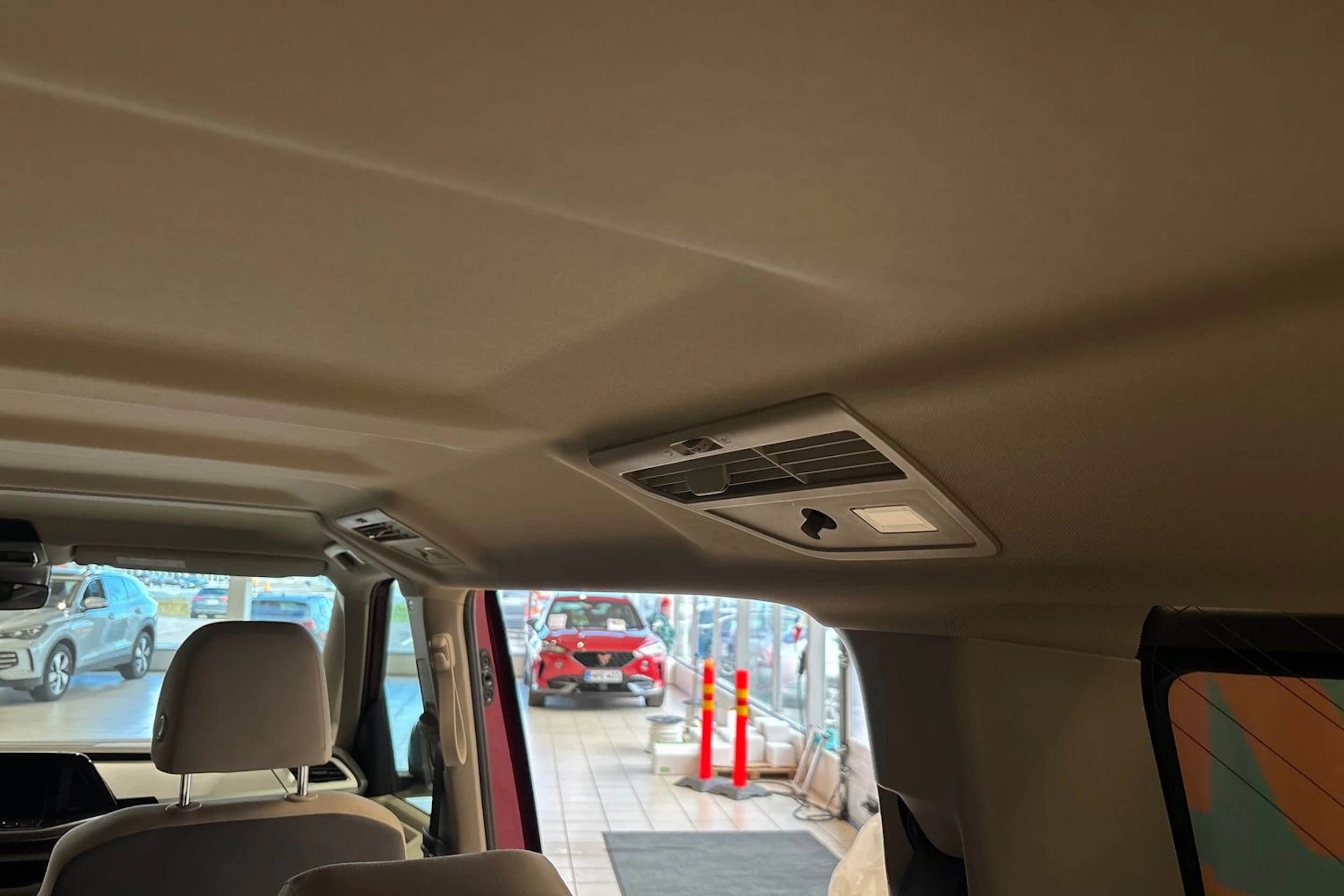 Punainen Volkswagen Multivan 2022 kuva 15.