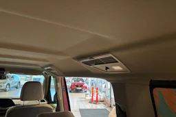 Punainen Volkswagen Multivan 2022 kuva 15.