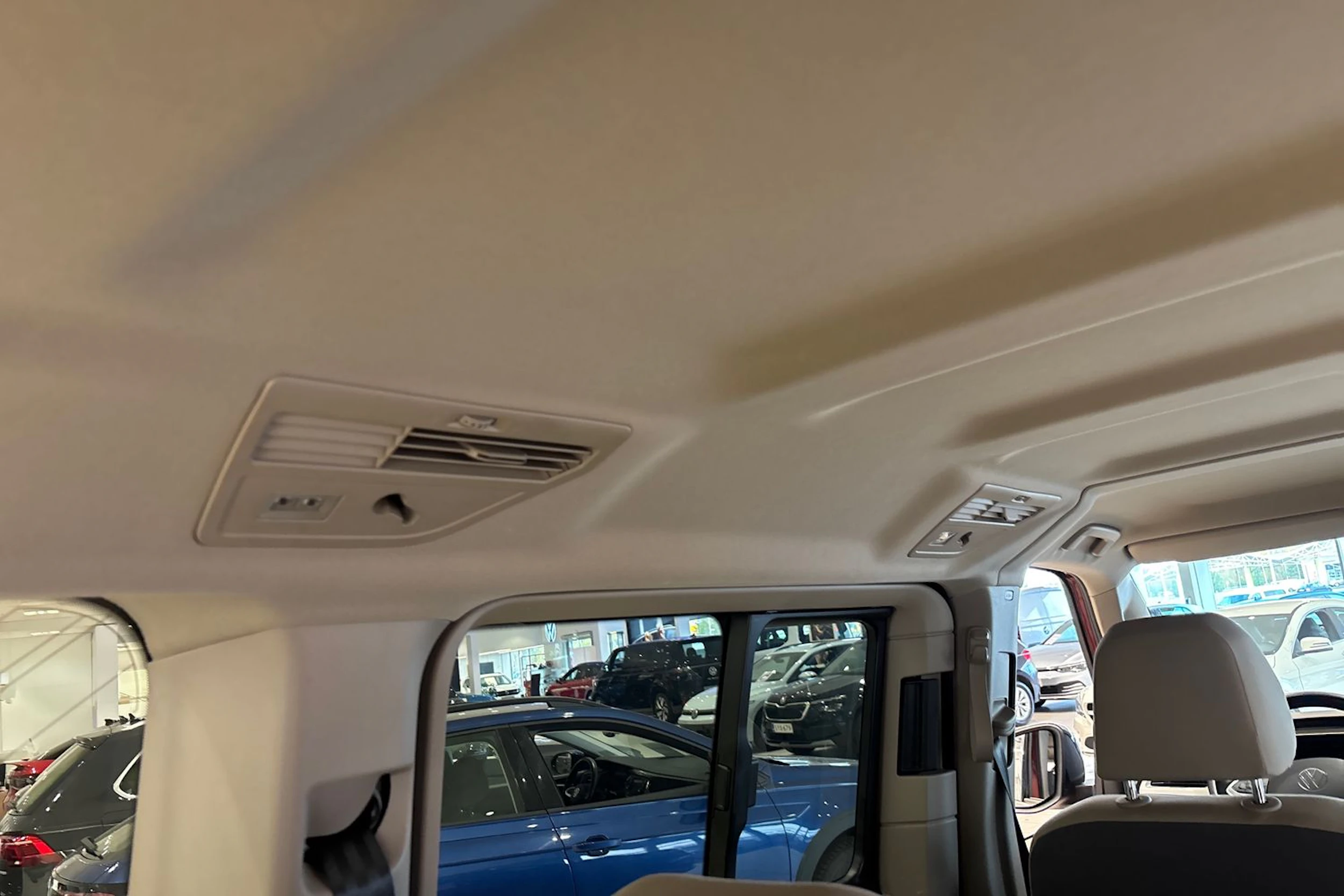 Punainen Volkswagen Multivan 2022 kuva 16.