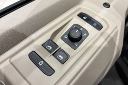 Punainen Volkswagen Multivan 2022 kuva 17.