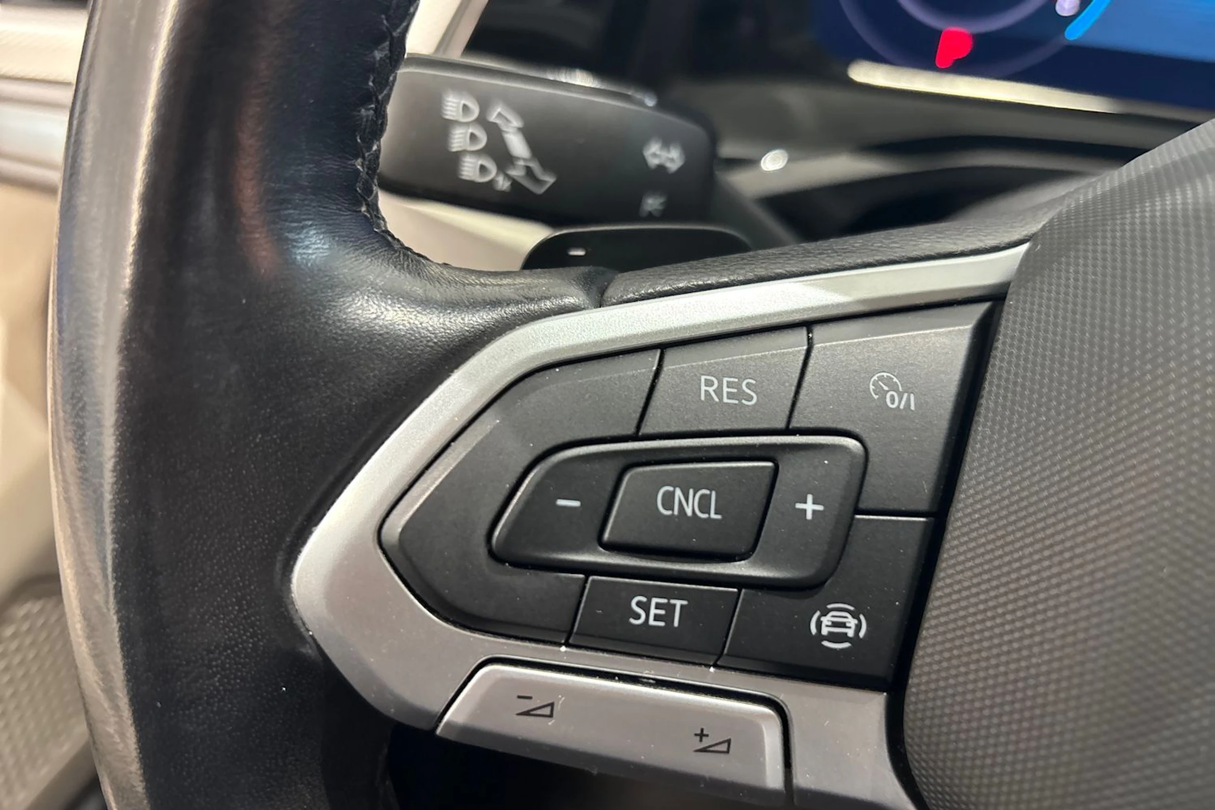 Punainen Volkswagen Multivan 2022 kuva 19.