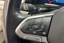 Punainen Volkswagen Multivan 2022 kuva 19.