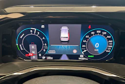 Punainen Volkswagen Multivan 2022 kuva 21.