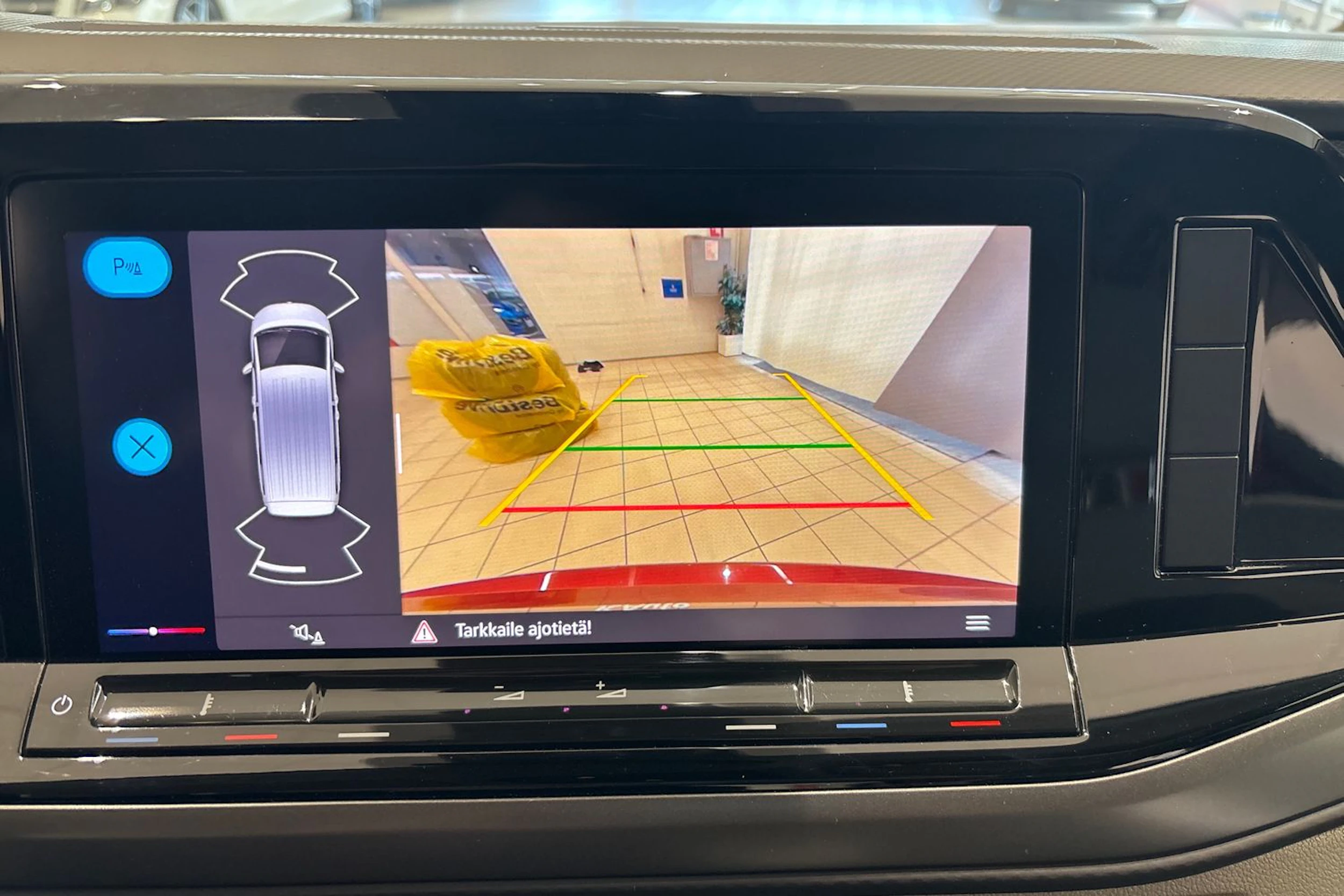 Punainen Volkswagen Multivan 2022 kuva 24.