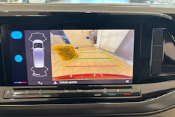 Punainen Volkswagen Multivan 2022 kuva 24.