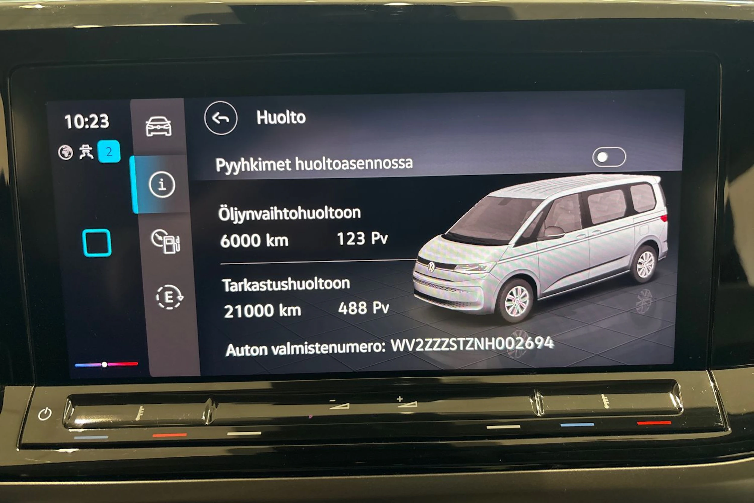 Punainen Volkswagen Multivan 2022 kuva 25.