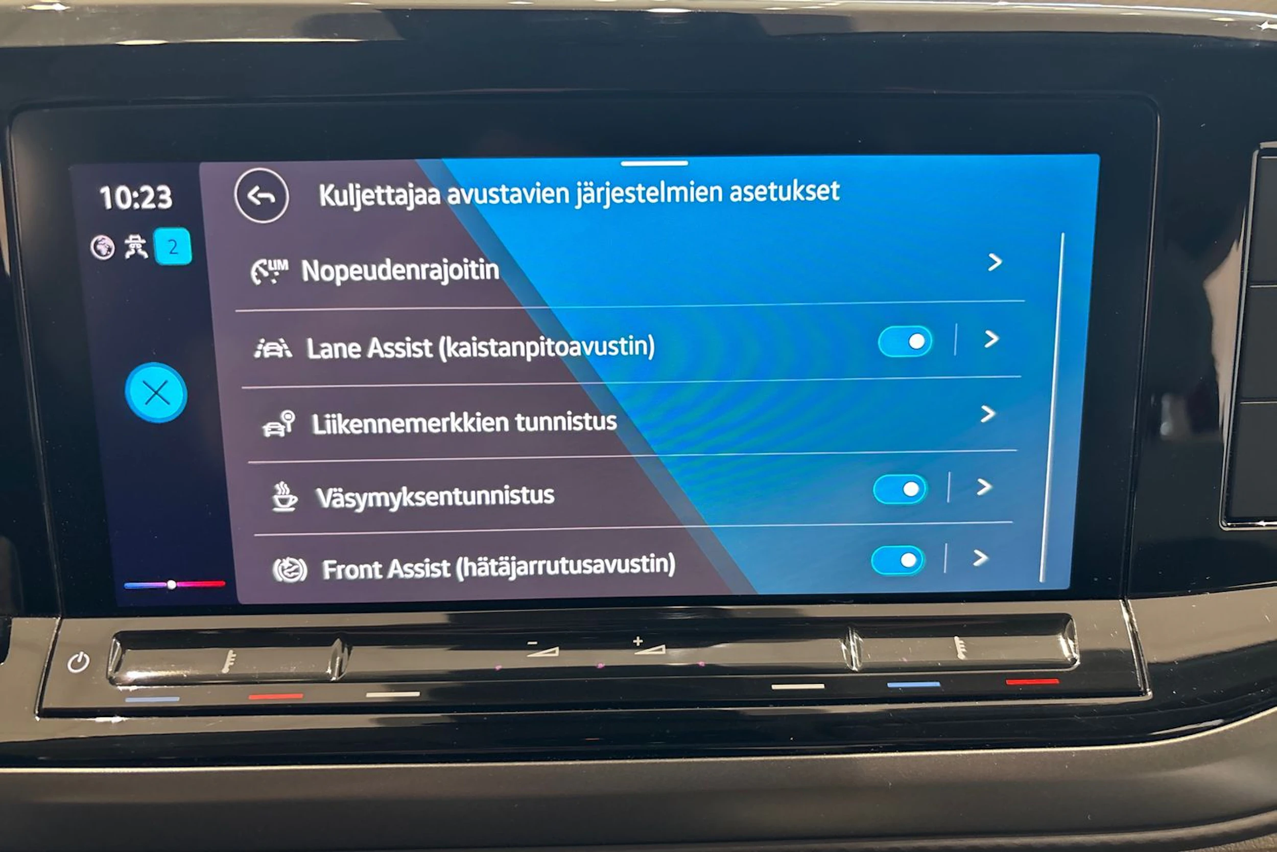 Punainen Volkswagen Multivan 2022 kuva 26.