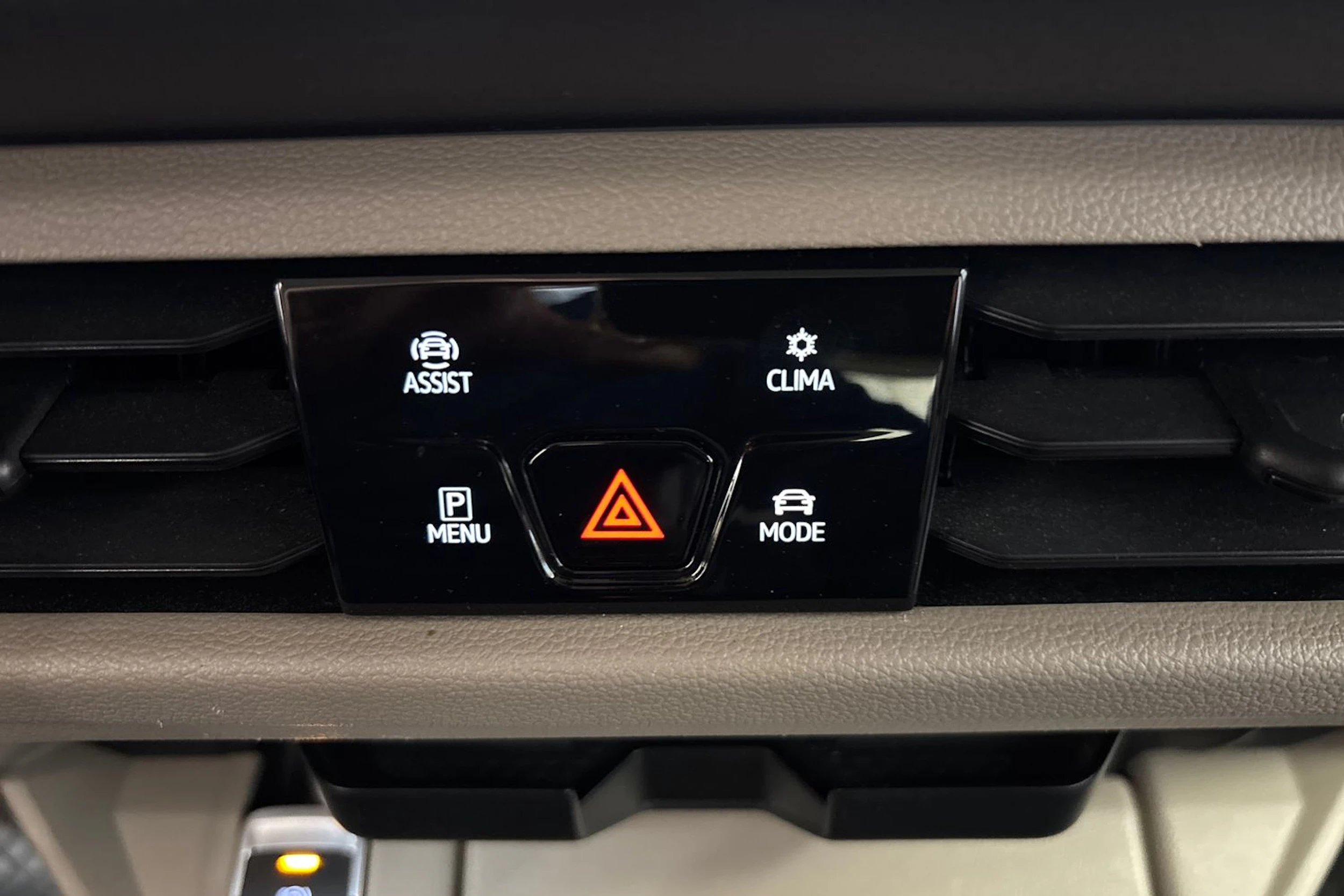 Punainen Volkswagen Multivan 2022 kuva 28.