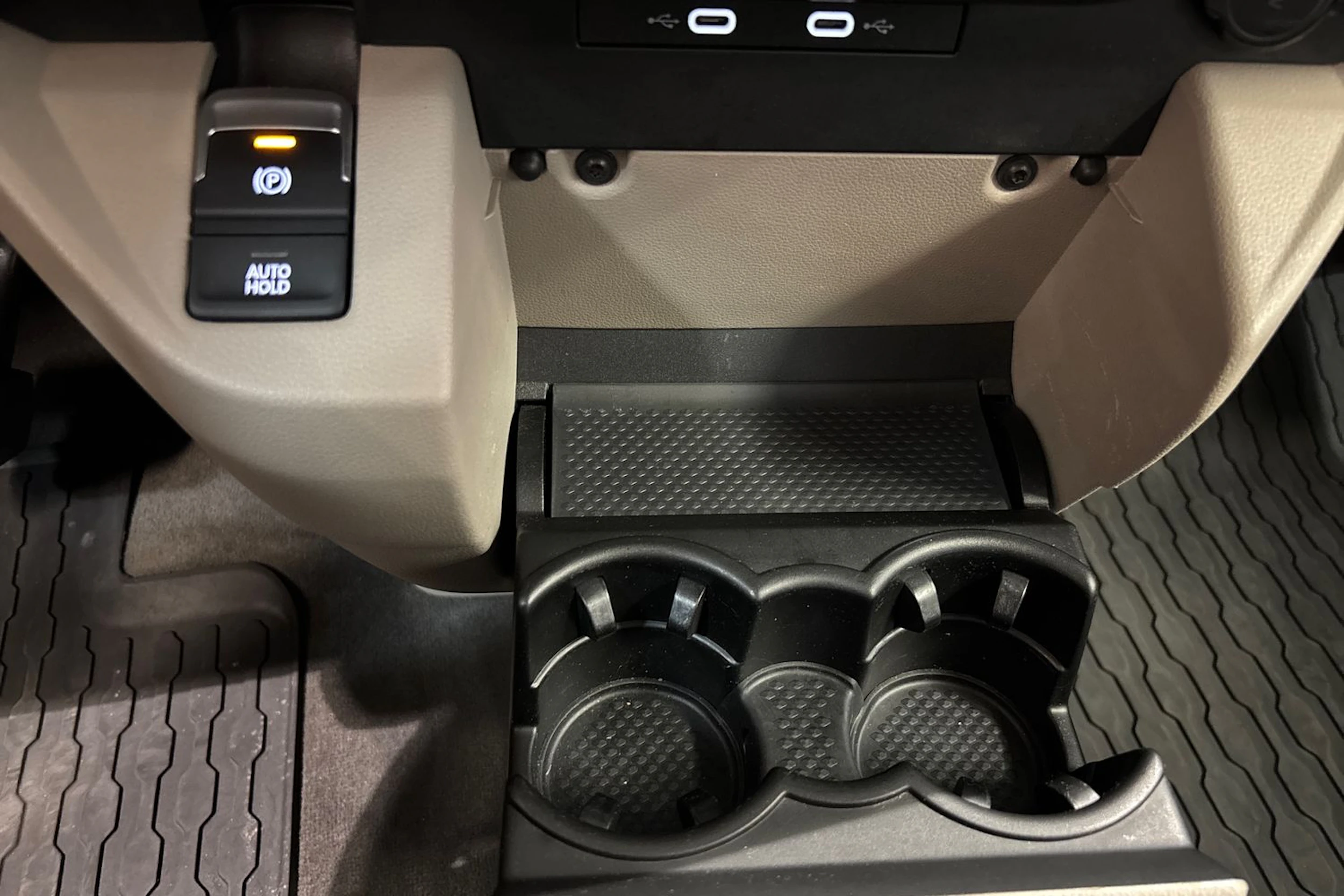 Punainen Volkswagen Multivan 2022 kuva 29.