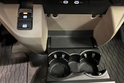 Punainen Volkswagen Multivan 2022 kuva 29.