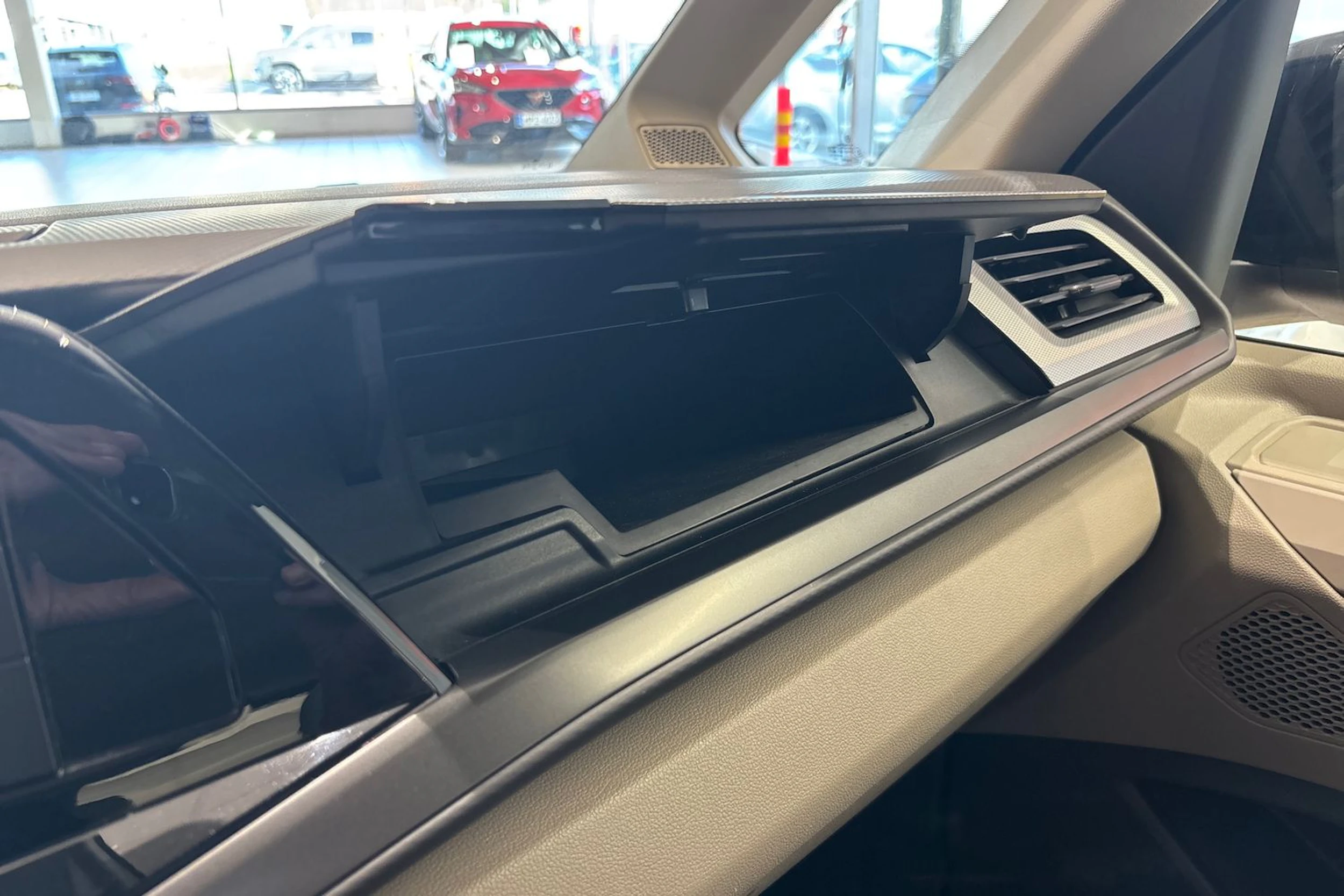 Punainen Volkswagen Multivan 2022 kuva 30.