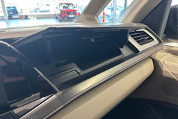 Punainen Volkswagen Multivan 2022 kuva 30.